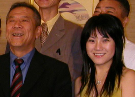 2006年、芝居で親子共演する桂ざこばと二女の関口まい（右）