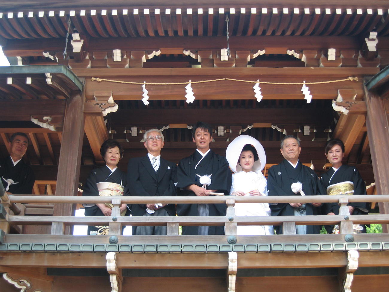 桂三若（左から4人目）と次女・関口まい（同5人目）の結婚式に出席した桂ざこば夫妻（右端）と、左端は三若の師匠の桂三枝（2008年8月撮影）