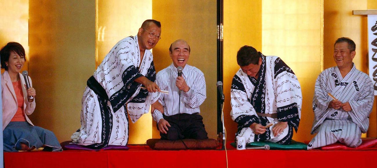「らくごのご」に出演した（左から）酒井ゆきえ、笑福亭鶴瓶、横山ノック、桂春之輔、桂ざこば（2004年撮影）