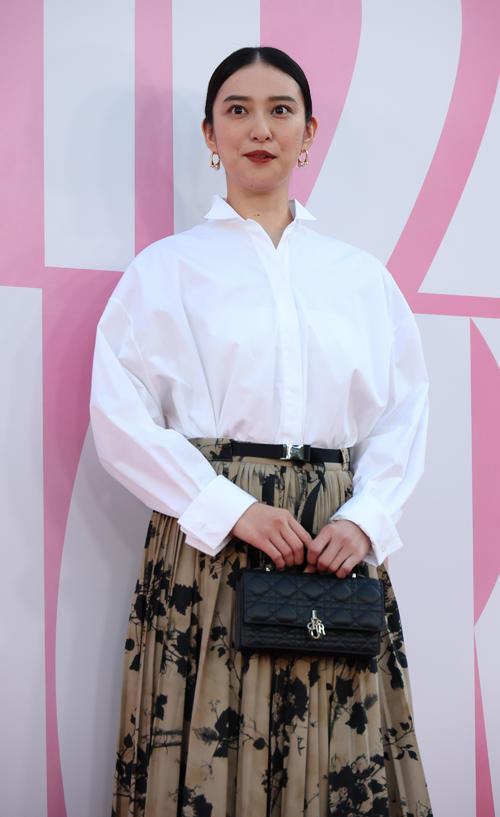 武井咲、白シャツにロング丈のスカート「ないと何事もできないかなと」自身の思う「愛」語る