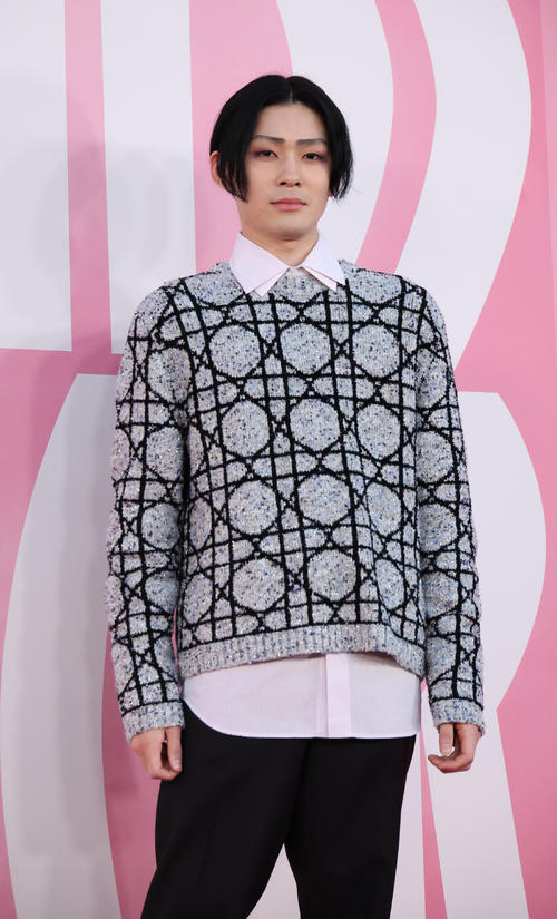 市川染五郎、黒のパンツにグレーのニットスタイル　創造性の源は「他のお芝居や演劇を見て吸収」