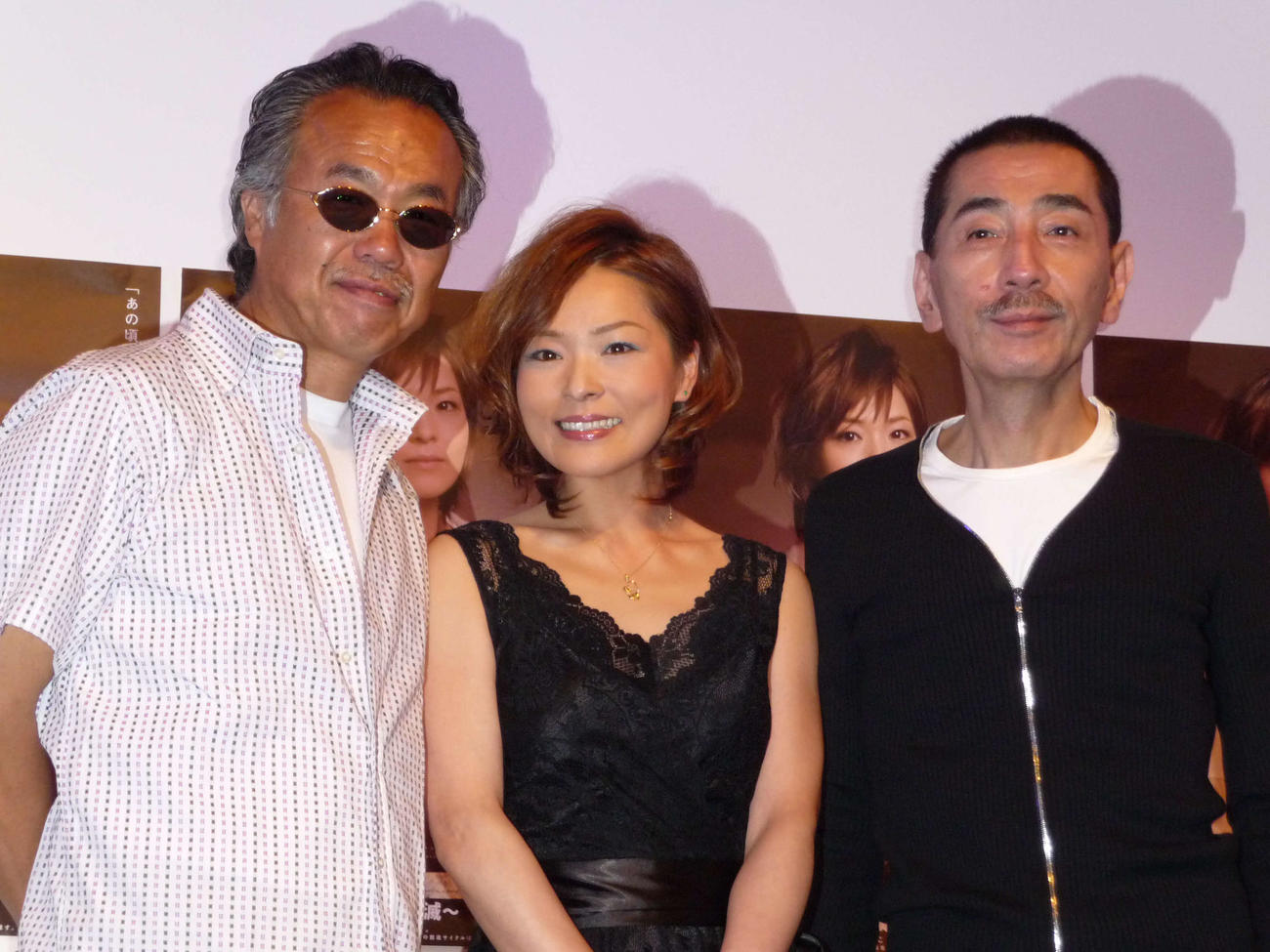 デビュー15周年記念曲「カトレア」を歌う門倉有希さんと作曲した杉本真人氏（左）、作詞のちあき哲也氏（2008年5月21日撮影）