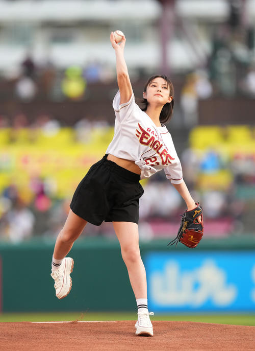 玉田志織が楽天－巨人戦でノーバン始球式「練習とシミュレーションをしっかりやってきた」