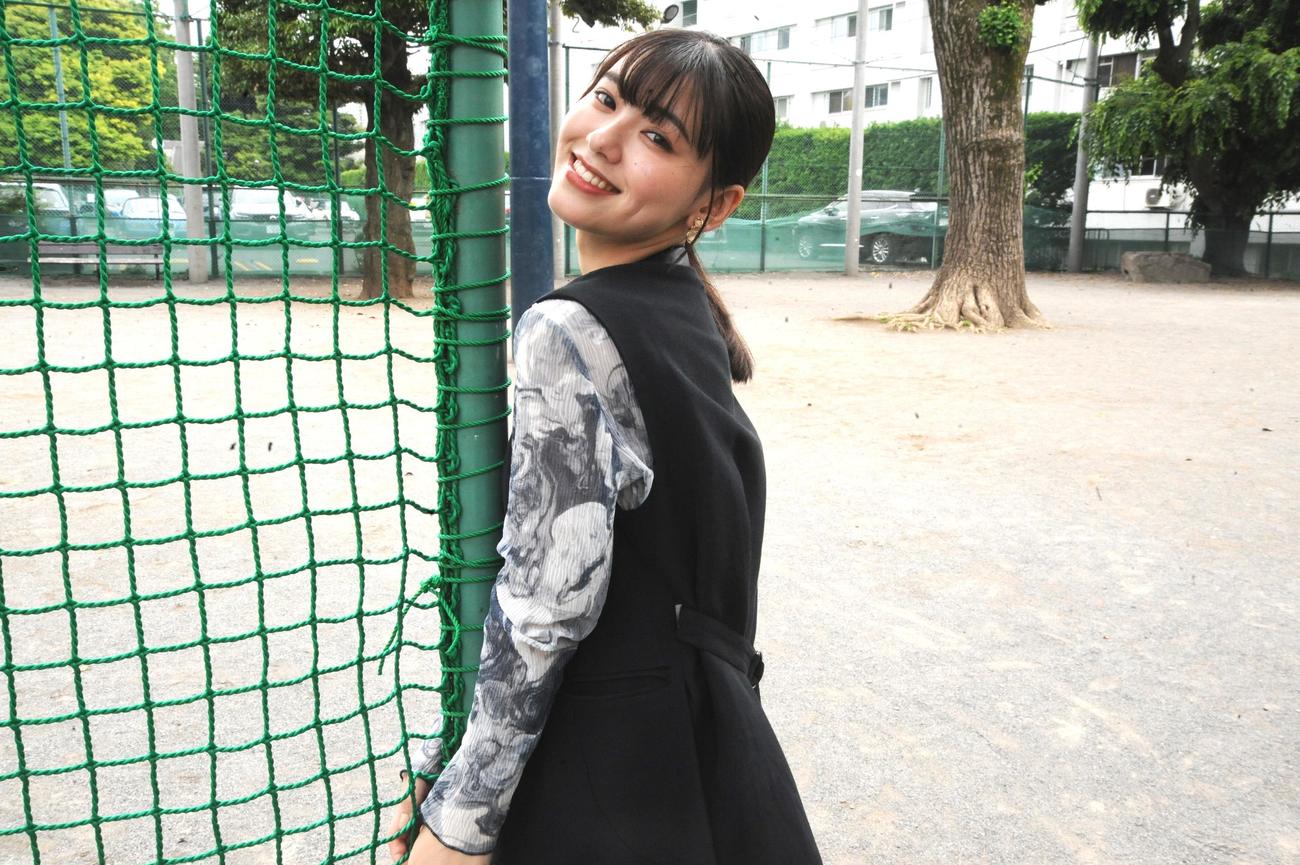 野球用ネットの前で笑顔の池田朱那（撮影・松尾幸之介）