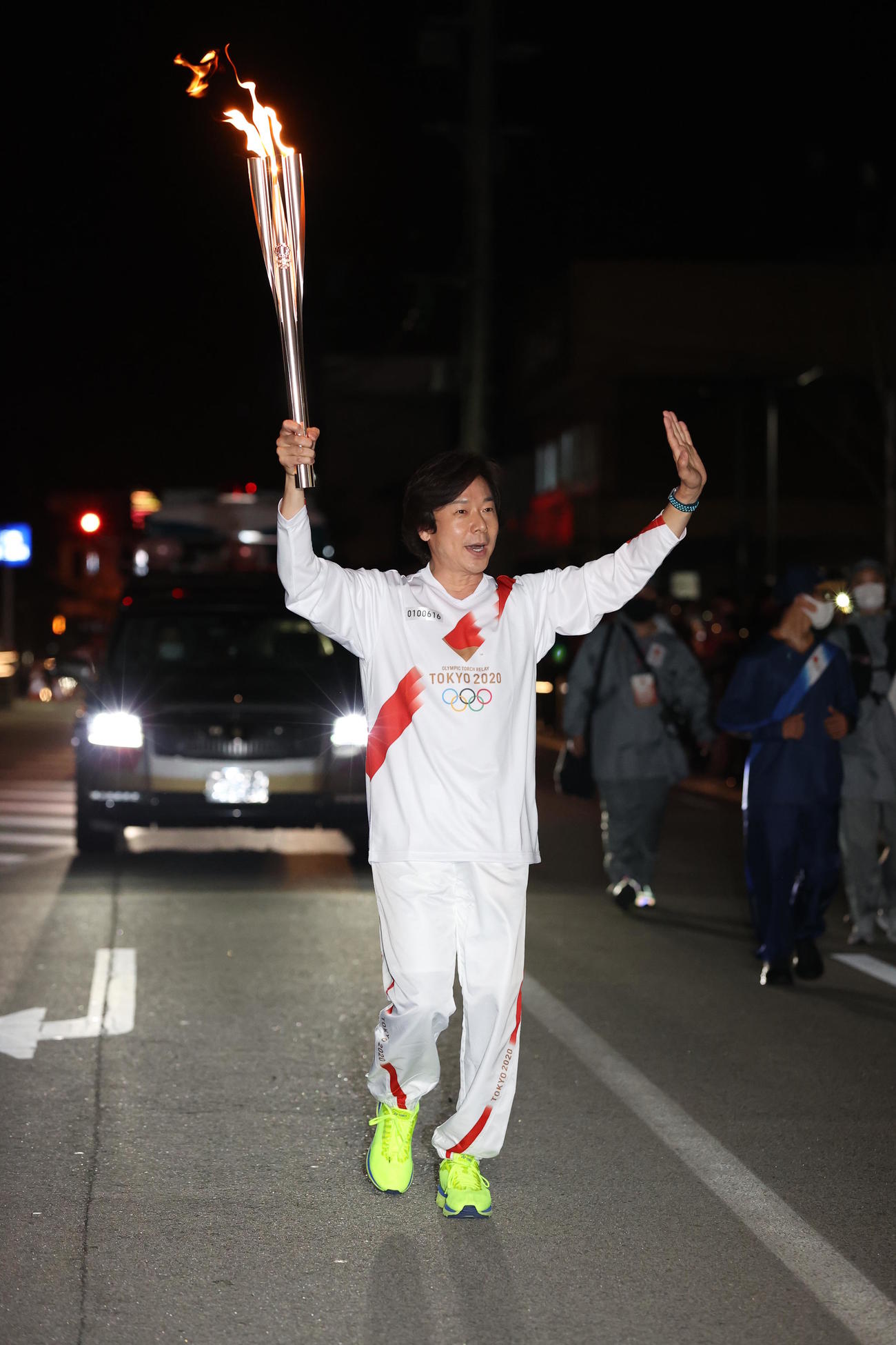 聖火リレー　岐阜県1日目第6区間　聖火ランナーを務めた元体操のお兄さん佐藤弘道＝2021年4月3日　代表撮影　中日新聞社
