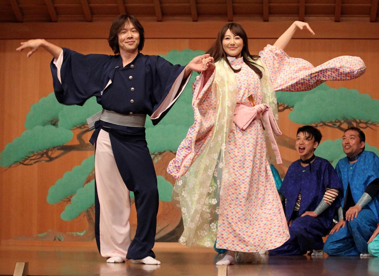 現代狂言「ドラゴンキャッスル」で佐藤弘道（左）と踊る安めぐみ＝2012年1月19日