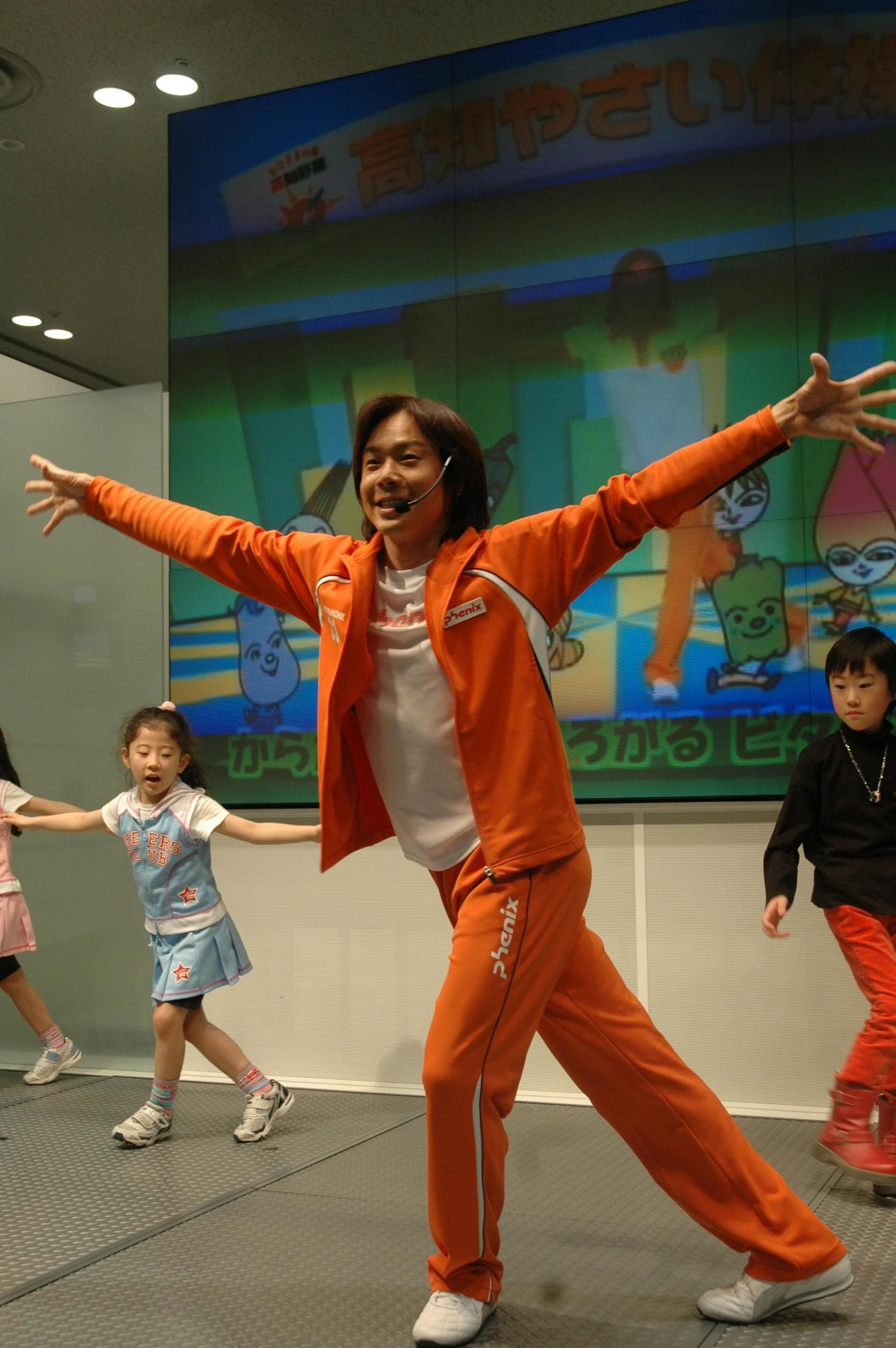 自分で振り付けした「高知やさい体操」を披露する佐藤弘道（2008年2月撮影）