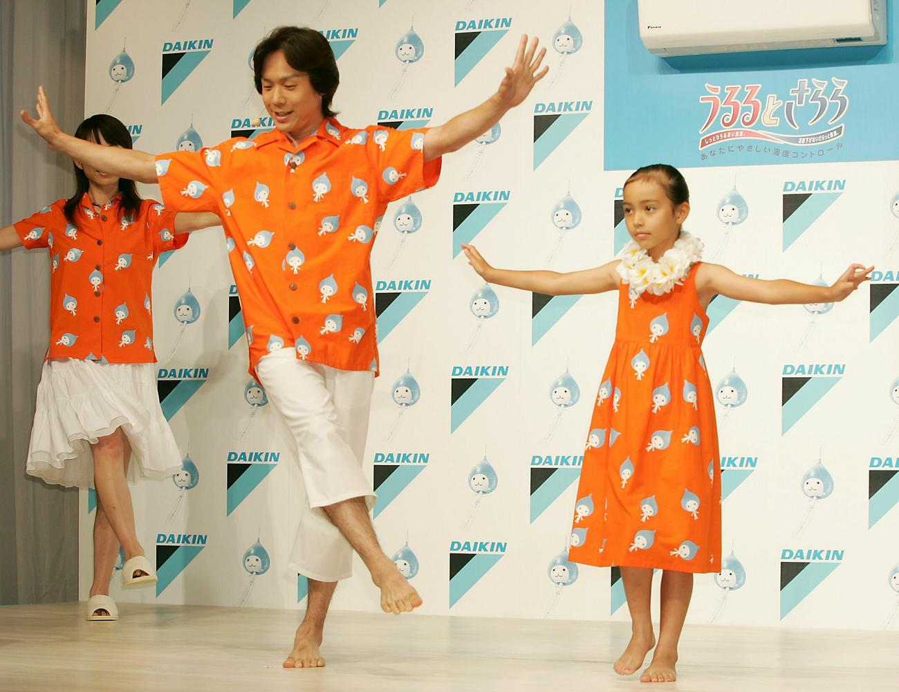 「ぴちょんくん体操」披露会見　「ひろみちお兄さんのぴちょんくん体操」を発表する佐藤弘道と来夢（2005年6月撮影）