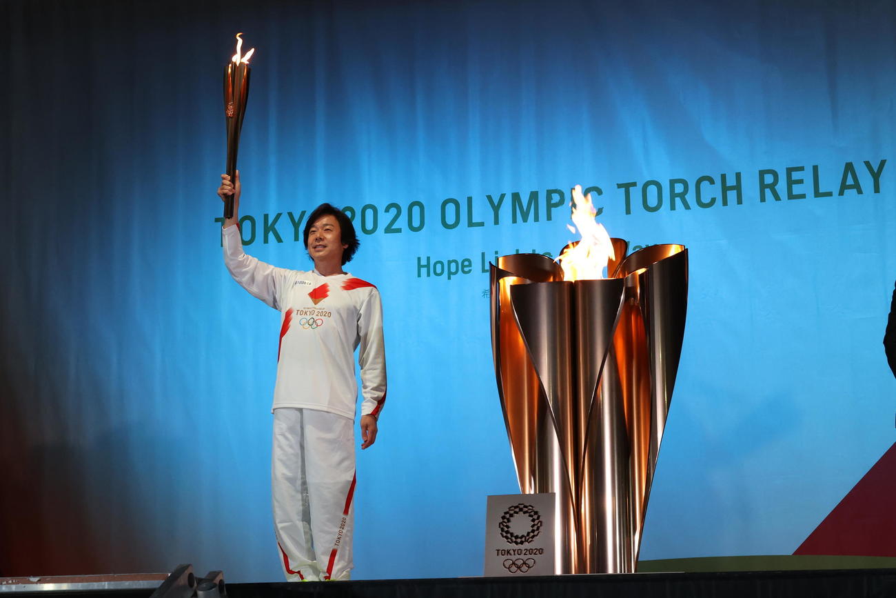 聖火ランナーを務めた元体操のお兄さん佐藤弘道＝2021年4月3日