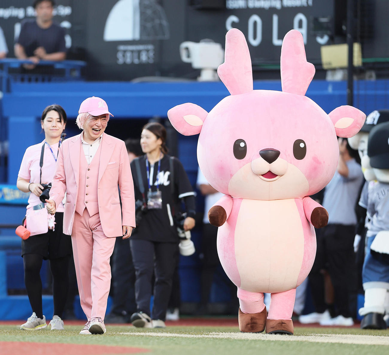 岩下の新生姜の岩下和了社長と公式キャラクターのイワシカ（2023年撮影）