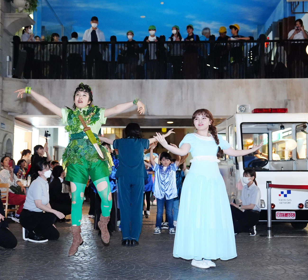 キッザニア東京「ピーター・パン　パレード」のお披露目会に臨む山崎玲奈（左）と鈴木梨央（撮影・江口和貴）