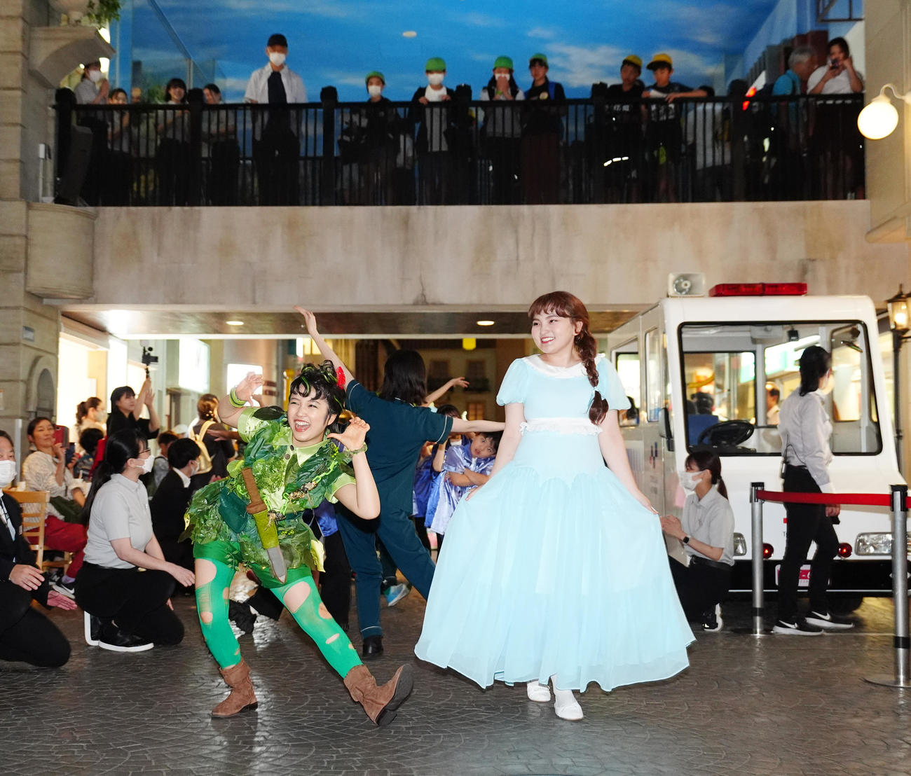 キッザニア東京「ピーター・パン　パレード」のお披露目会に臨む山崎玲奈（左）と鈴木梨央（撮影・江口和貴）