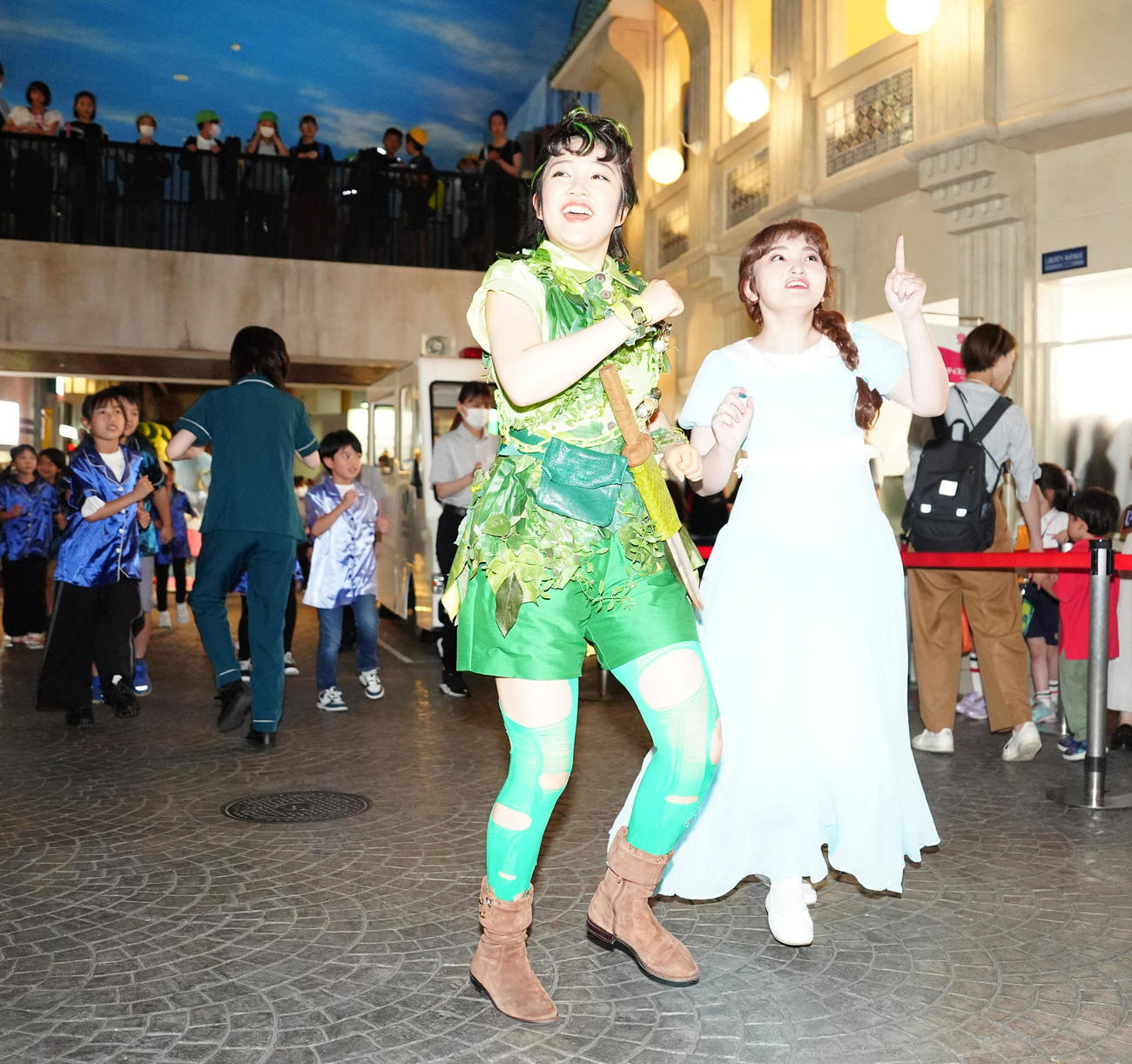 キッザニア東京「ピーター・パン　パレード」のお披露目会に臨む山崎玲奈（左）と鈴木梨央（撮影・江口和貴）