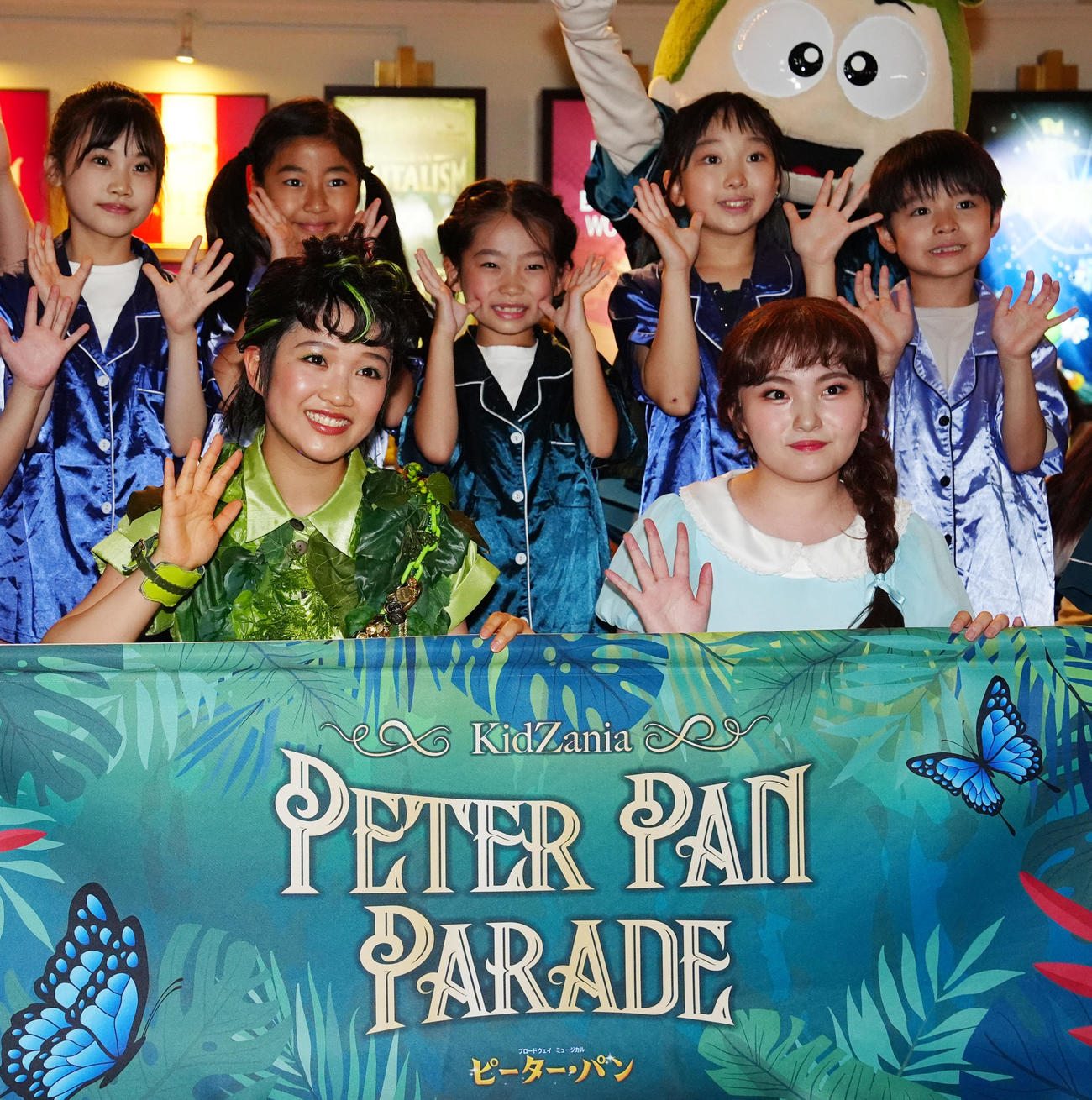 キッザニア東京「ピーター・パン　パレード」のお披露目会に臨み写真に納まる山崎玲奈（手前左）と鈴木梨央（同右）（撮影・江口和貴）