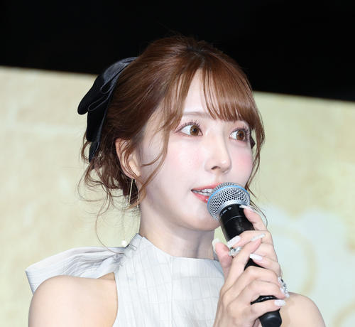 三上悠亜、美くびれ引き立つスポーティーコーデ　「セクシーおへそ」と反響