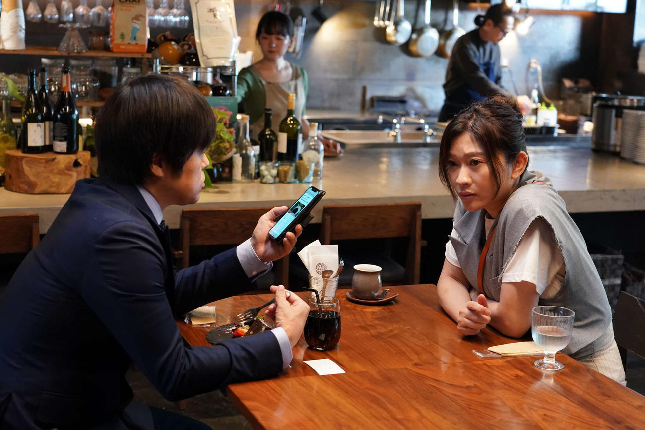 フジテレビ系「イップス」よりバカリズム、篠原涼子（C）フジテレビ