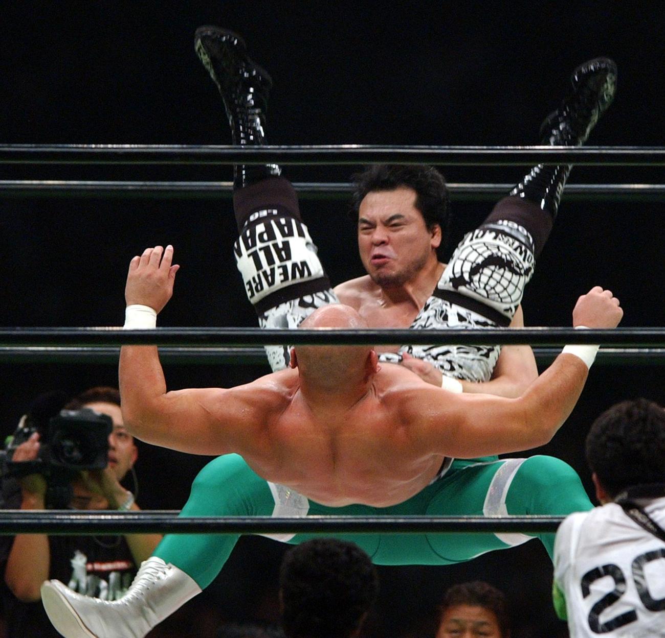武藤敬司にタイガードライバーを決める三沢光晴（04年7月10日撮影）