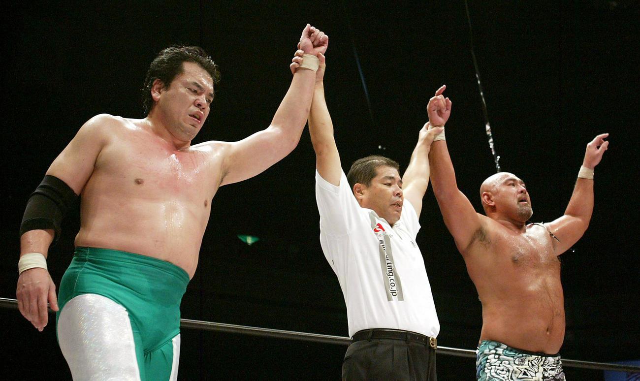 武藤敬司（右）と三沢光晴は、初タッグとも思えぬチームワークで勝利した（04年10月31日撮影）