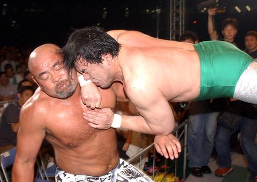 武藤敬司、三沢光晴さんの命日にツーショット公開「酒でも飲んで