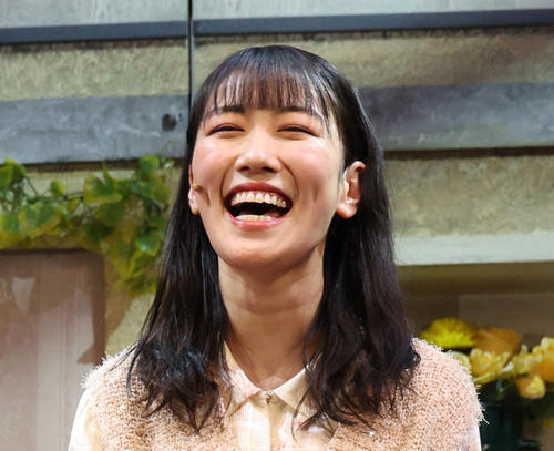 ももクロ高城れに「さんま御殿」衣装のミニスカ制服全身ショット公開「まだいけるかな？」