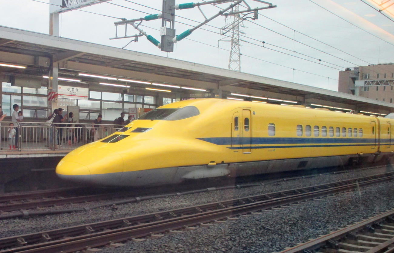小田原駅に停車中の「ドクターイエロー」(18年9月)