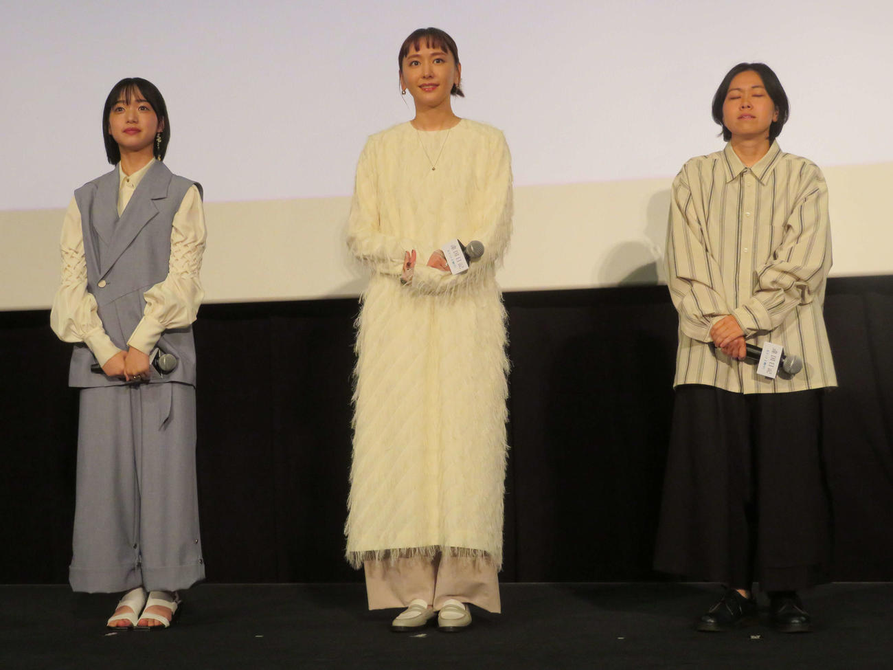 映画「違国日記」大ヒット御礼舞台あいさつに登壇した、左から早瀬憩、新垣結衣、瀬田なつき監督（撮影・村上幸将）