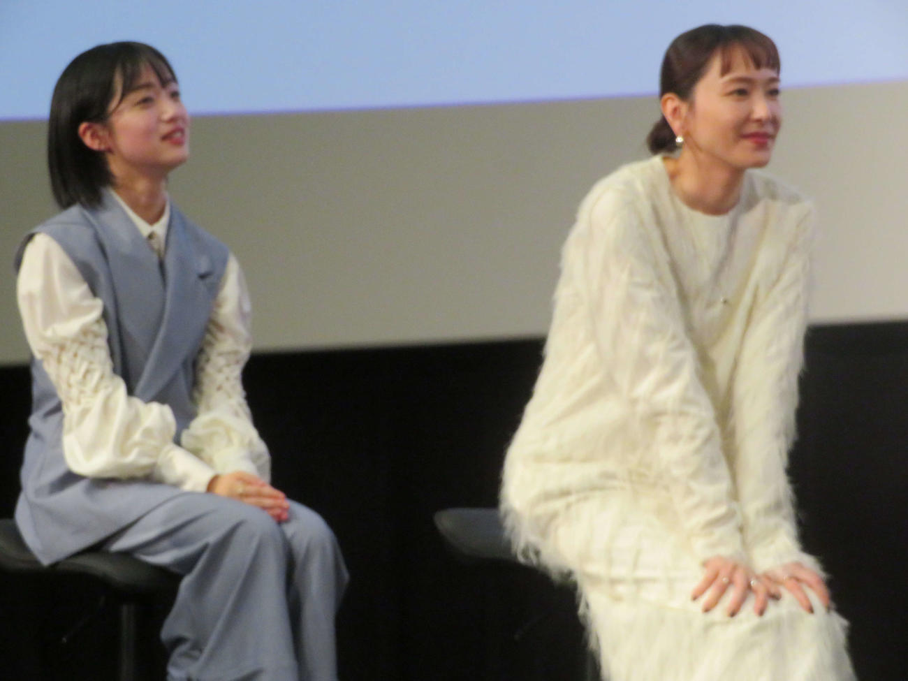 映画「違国日記」公開記念舞台あいさつで、十明がインスパイアソング「夜明けのあなたへ」を生歌唱するのに聴き入る早瀬憩（左）と新垣結衣（撮影・村上幸将）