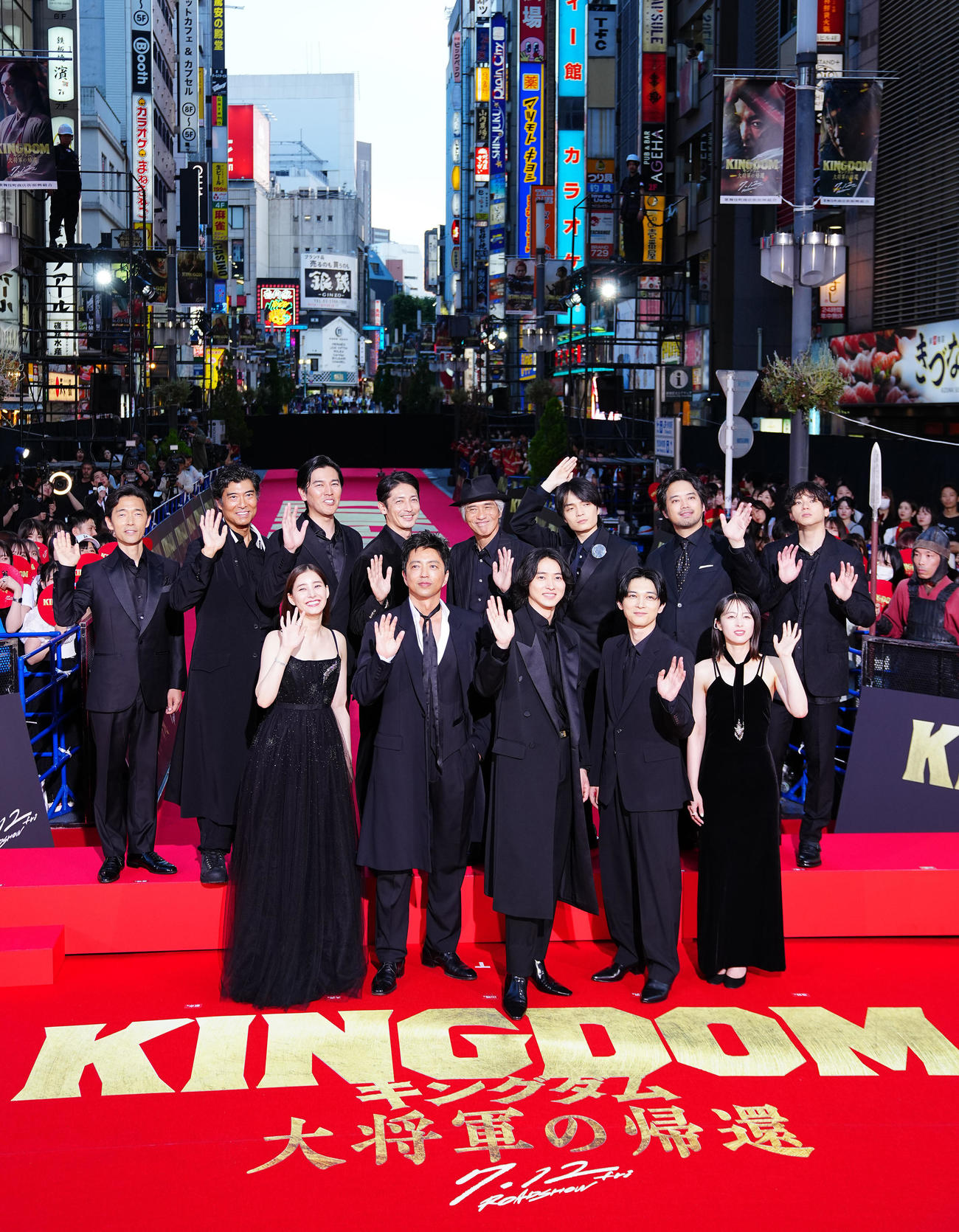 映画「キングダム　大将軍の帰還」ワールドプレミアレッドカーペットイベントで写真に納まる、前列左から新木優子、大沢たかお、山崎賢人、吉沢亮、清野菜名、後列左から佐藤監督、高嶋政宏、要潤、玉木宏、佐藤浩市、岡山天音、三浦貴大、山田裕貴（撮影・垰建太）