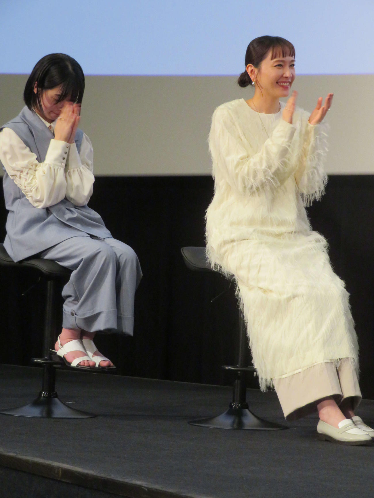 映画「違国日記」公開記念舞台あいさつで、十明がインスパイアソング「夜明けのあなたへ」を生歌唱するのを聴き、泣きそうになった早瀬憩（左）と新垣結衣（撮影・村上幸将）