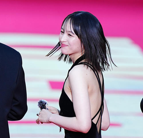 清野菜名が背中あらわセクシーキャミドレス姿で魅了　映画「キングダム」レッドカーペット