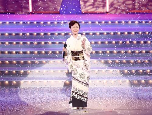 伍代夏子 ファンを大切にする苦労人 出待ちの人たちと笑顔で“にわか撮影会” - 芸能 : 日刊スポーツ