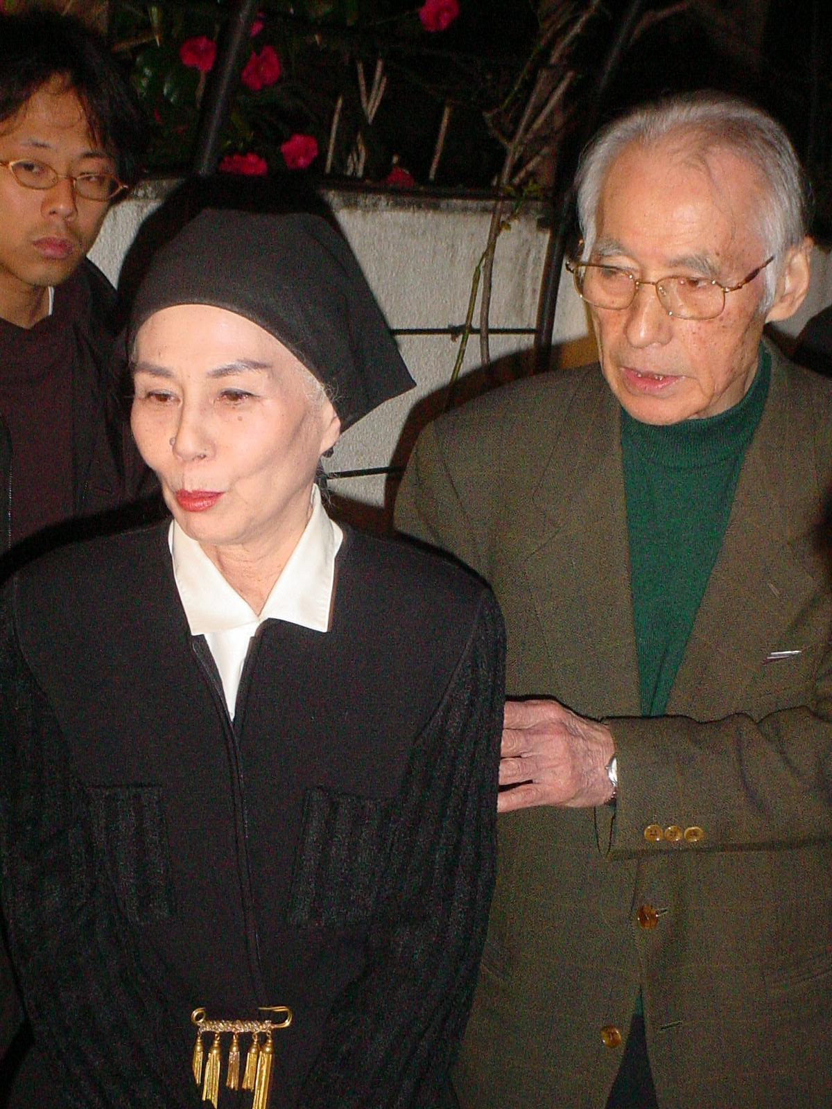 2004年、故三ツ矢歌子さん仮通夜で、思い出を語る義妹久我美子さんと、三ツ矢さんの夫で映画監督の小野田嘉幹氏