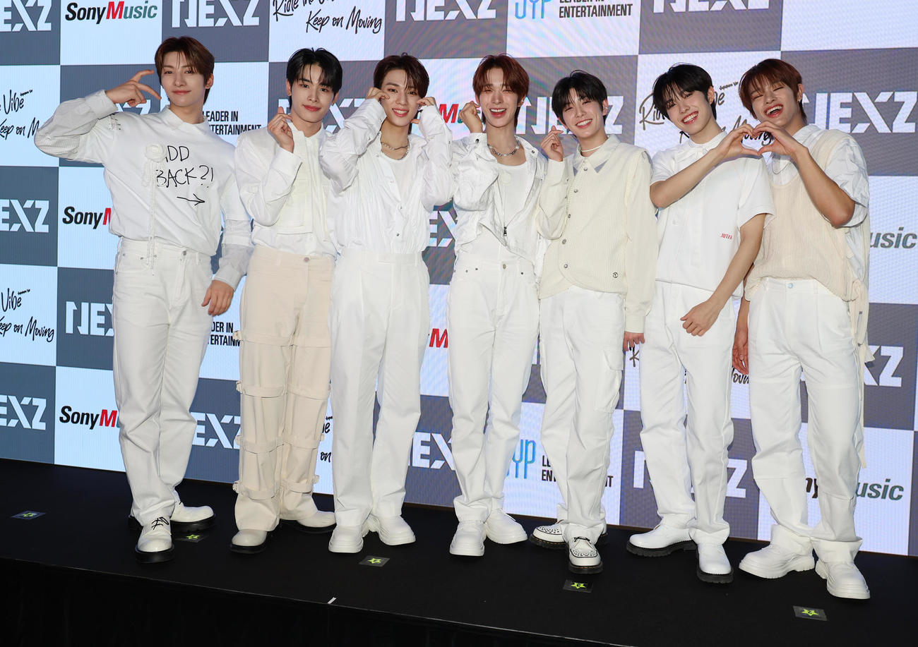 日本デビュー決定記者発表会見を行ったNEXZ。左からYU、HARU、SO GEON、TOMOYA、YUKI、HYUI、SEITA（撮影・中島郁夫）