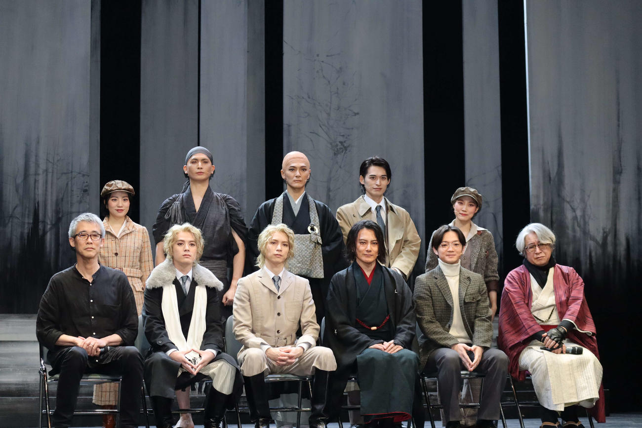 ミュージカル「鉄鼠の檻」の取材会。前列左から演出の板垣恭一さん、横田龍儀、北村諒、小西遼生、神澤直也、京極夏彦さん、後列左から宮田佳奈、小波津亜廉、上田堪大、高本学、大川永