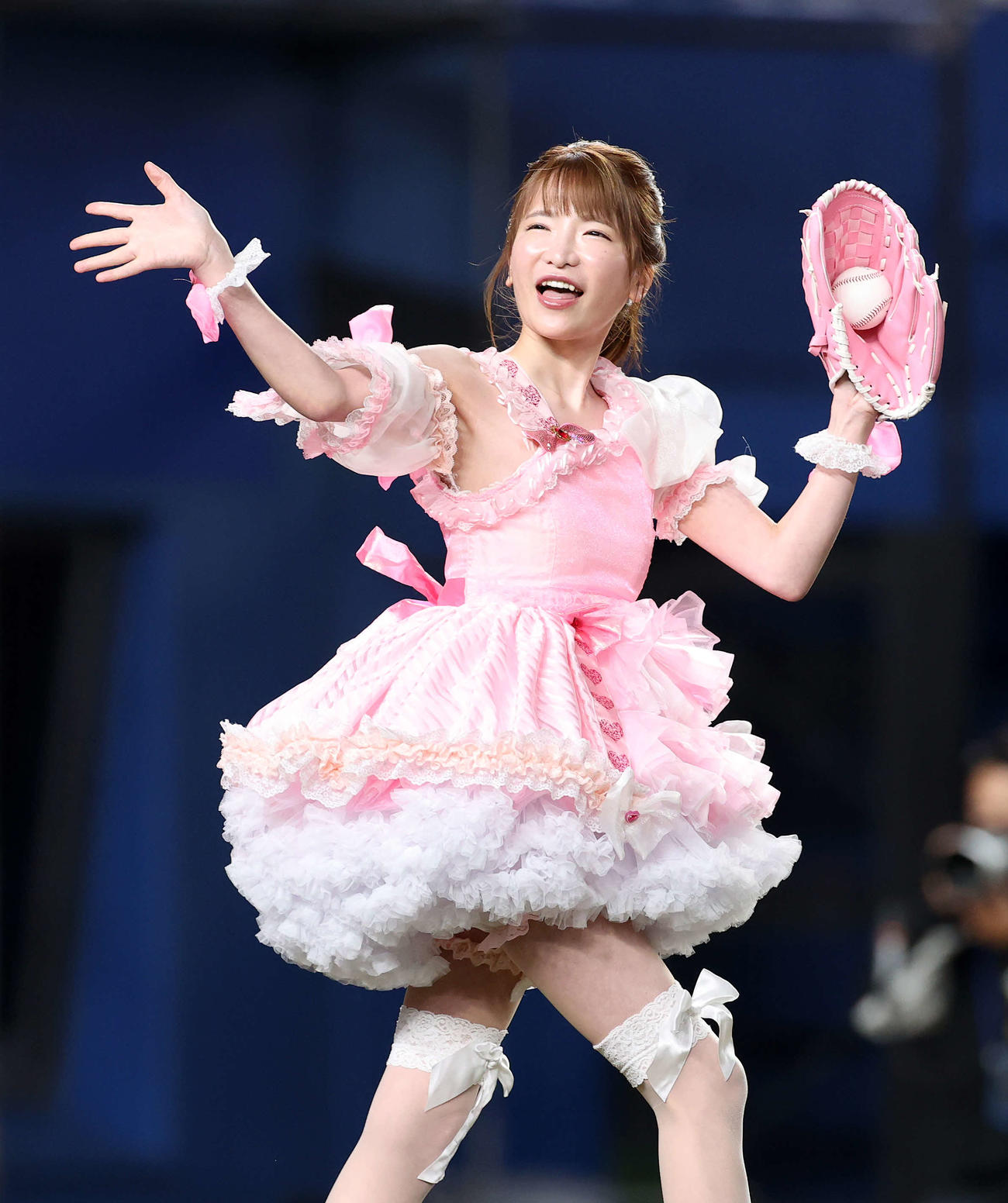 ロッテ対楽天　ファーストピッチセレモニーに向かうもえのあずき（2020年10月14日撮影）