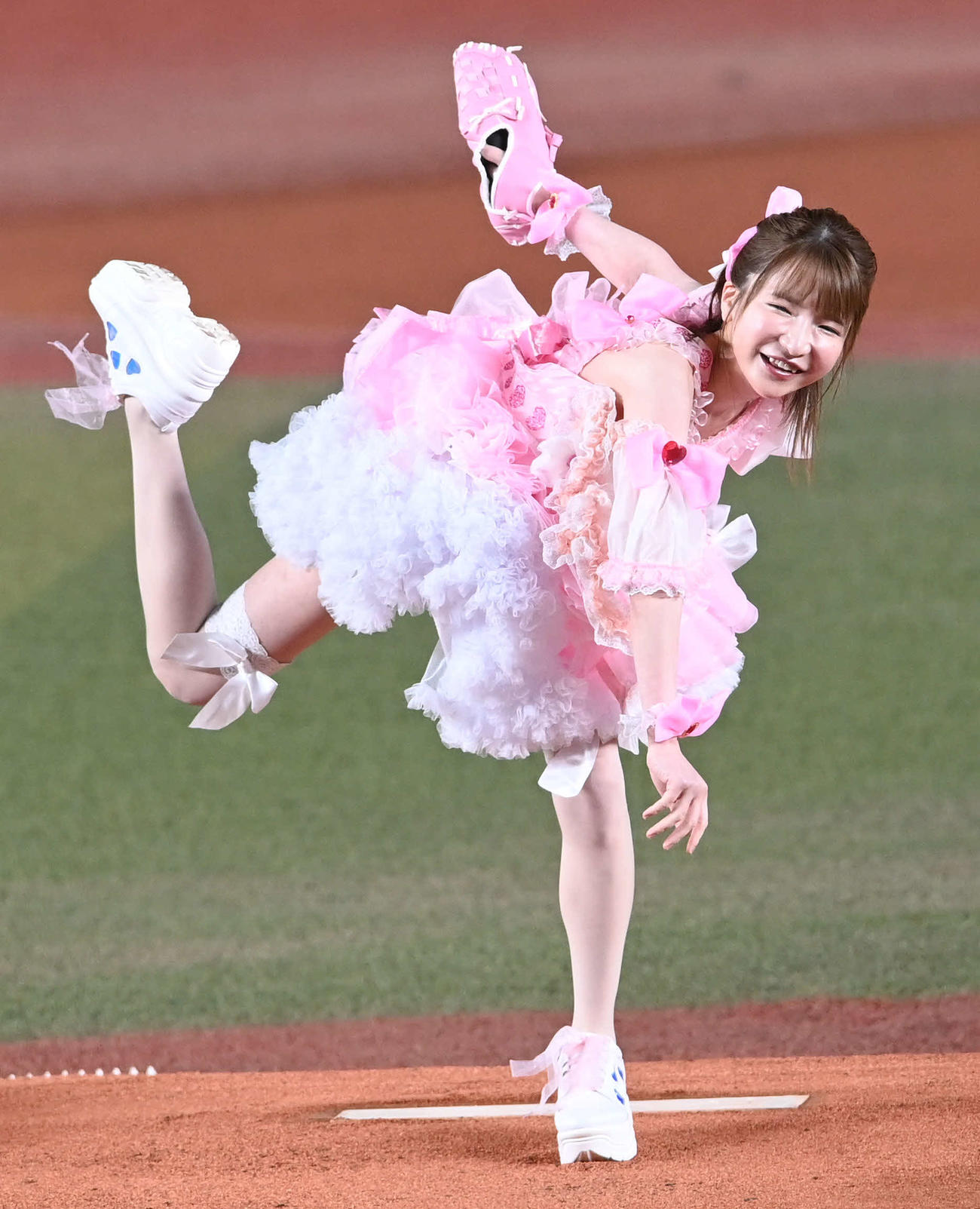 ロッテ対楽天　始球式で投球するもえのあずき（2020年10月14日撮影）