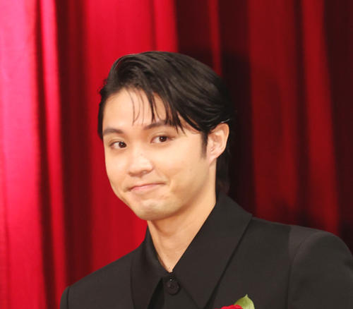磯村勇斗、笑顔のお散歩ショットに「彼氏感えげつな！？」「なんだかとっても楽しそう ！！ 」