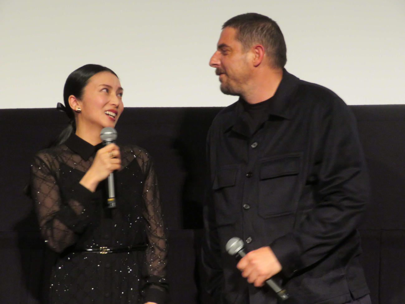 映画「蛇の道」初日舞台あいさつに、ダブル主演のダミアン・ボナールがサプライズで来日し、驚く柴咲コウ（撮影・村上幸将）