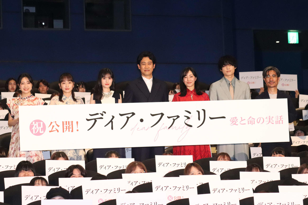 映画「ディア・ファミリー」初日舞台あいさつに出席した、左から新井美羽、川栄李奈、福本莉子、大泉洋、菅野美穂、松村北斗、月川監督（撮影・加藤理沙）