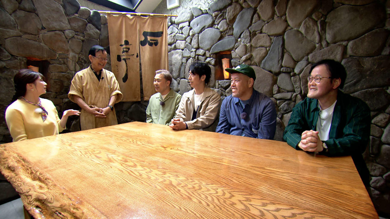 「フットマップ」200回記念で北海道ロケを行った（左から）田中友梨奈カンテレアナウンサー、（1人空いて）フットボールアワー岩尾望、後藤輝基、野性爆弾くっきー！、アインシュタイン稲田直樹