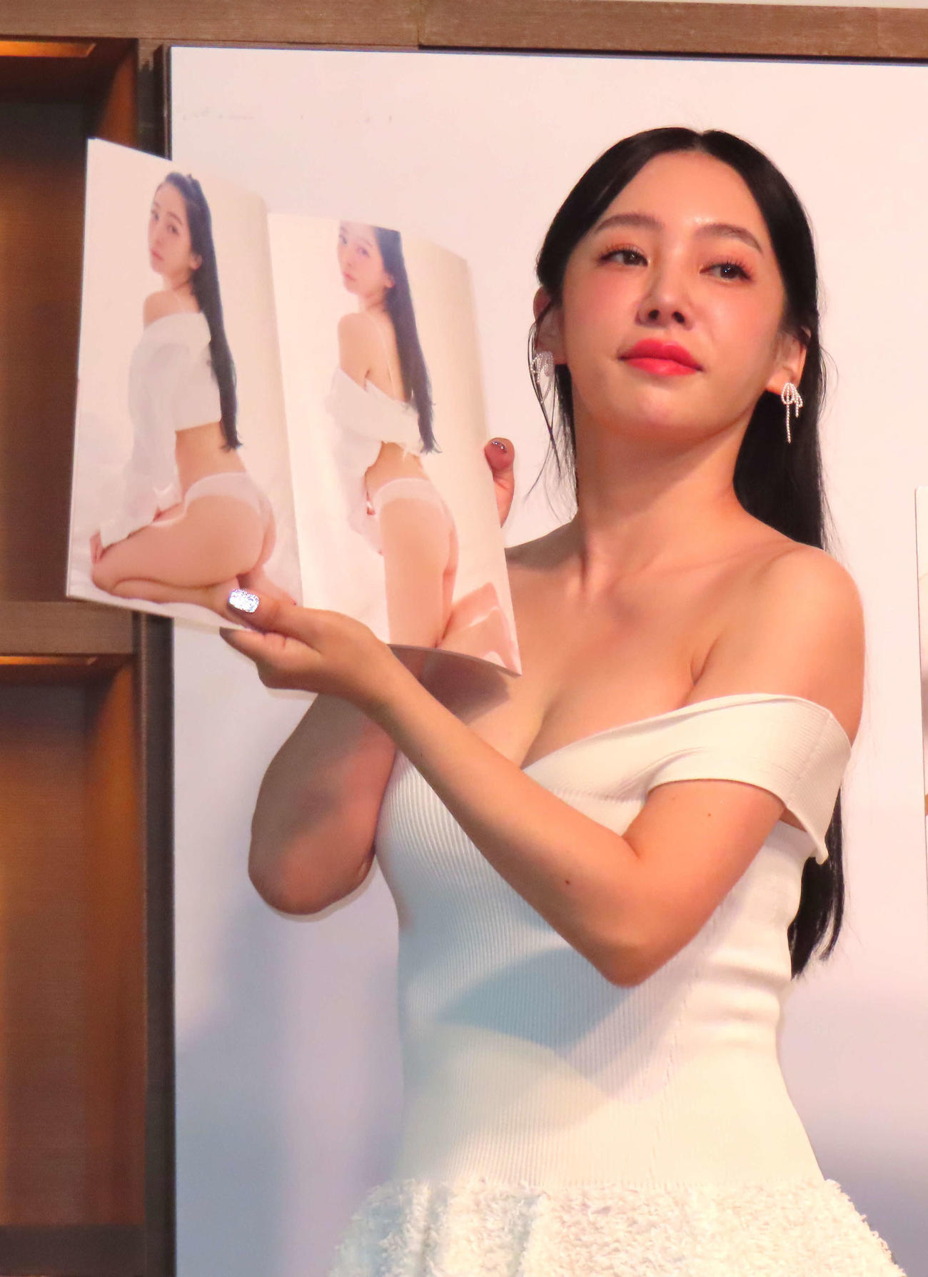1st写真集「SelfLOVE」お気に入りページを見せるmegbaby