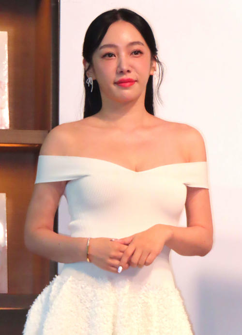 megbaby　初写真集は「丸裸の一冊」理想のお尻キープ