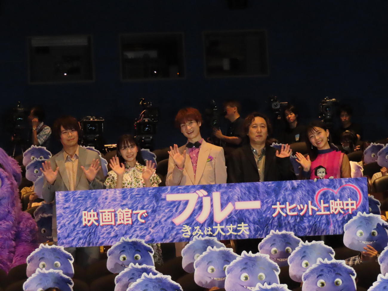 映画「ブルー　きみは大丈夫」の舞台あいさつに出席した声優キャスト陣。左から浪川大輔、稲垣来泉、宮田俊哉、加瀬康之、三森すずこ