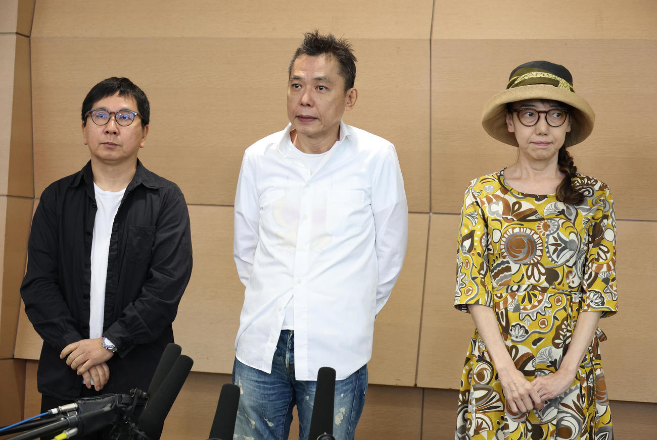 TARAKOさんとの思い出を語る、左から爆笑問題の〓〓田中裕二、太田光、太田光代社長（撮影・中島郁夫）
