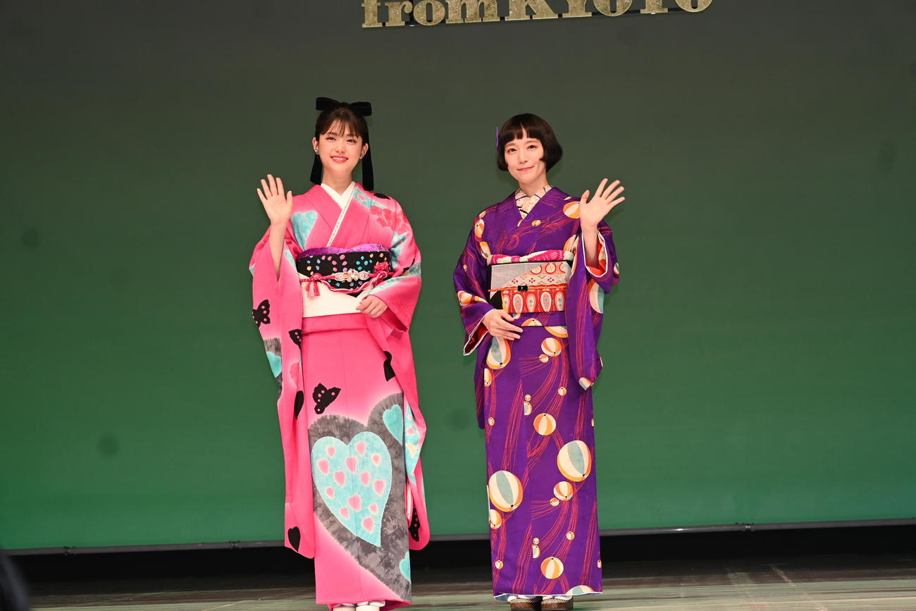 京都市で行われるファッションショー「ファッションカンタータ　from KYOTO」の記者会見で意気込みを語った元乃木坂46の松村沙友理（左）、吉岡里帆（撮影・松浦隆司）