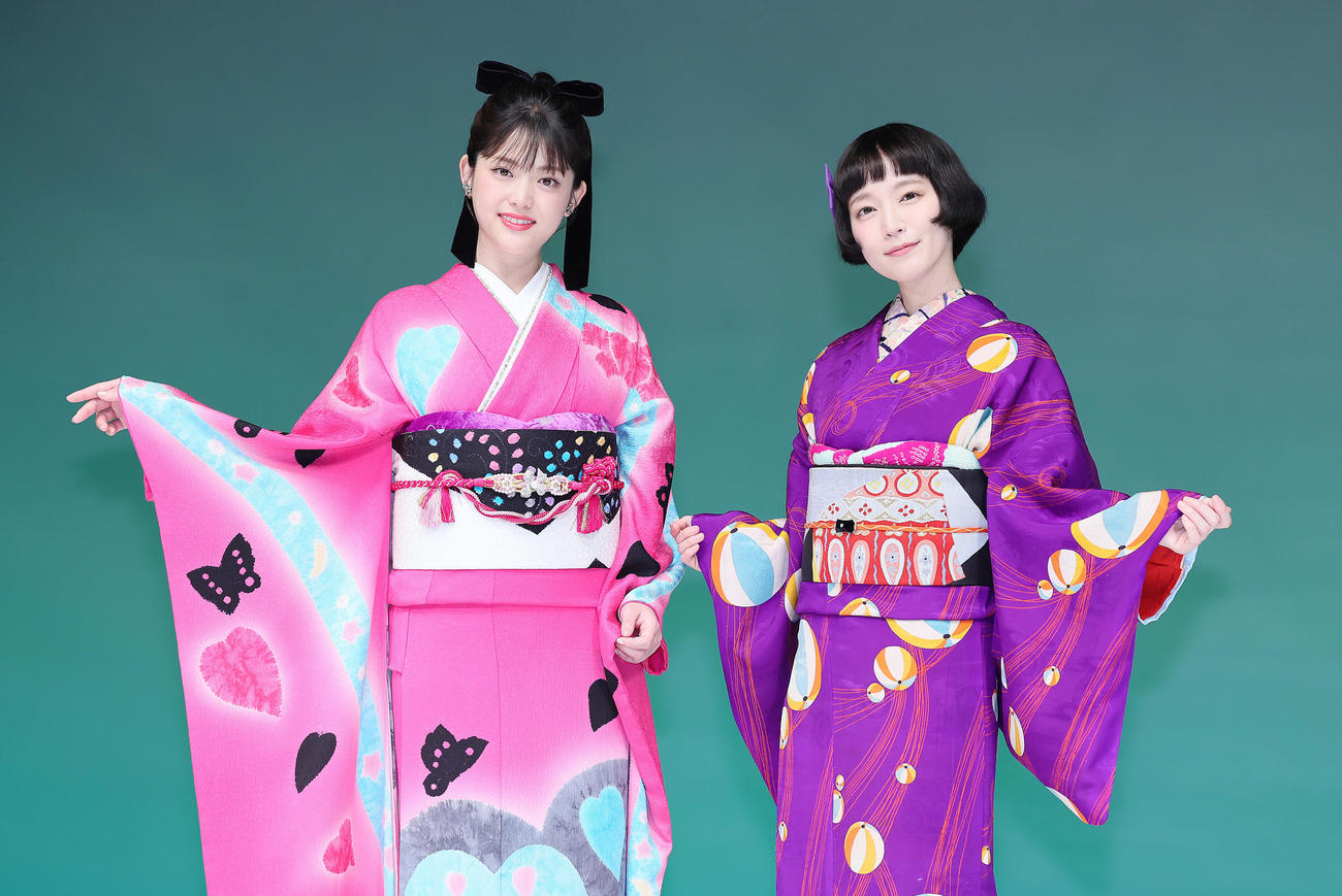 フォトセッションに臨む吉岡里帆（右）と松村沙友理