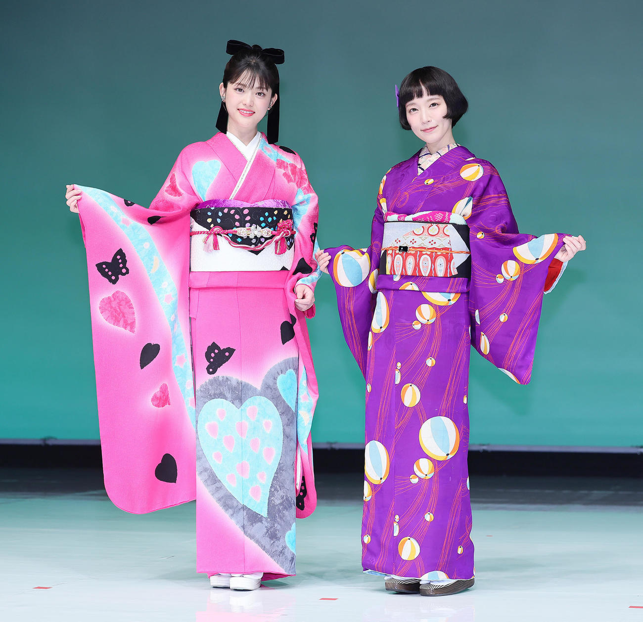 フォトセッションに臨む吉岡里帆（右）と松村沙友理