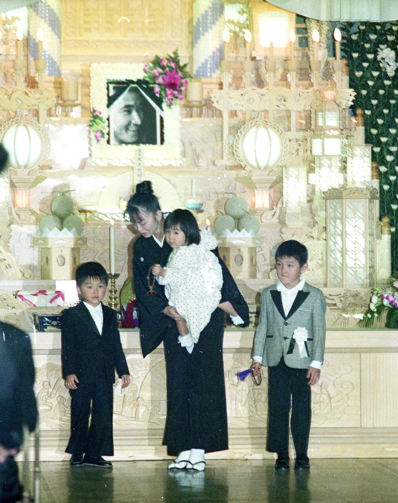 松田優作さん通夜での美由紀夫人と子どもたち（1989年11月撮影）