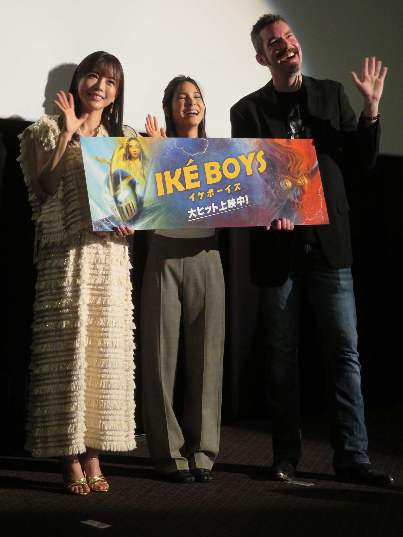 米映画「Ike Boys　イケボーイズ」公開記念舞台あいさつに登壇した、左から釈由美子、比嘉クリスティーナ、エリック・マキーバー監督（撮影・村上幸将）