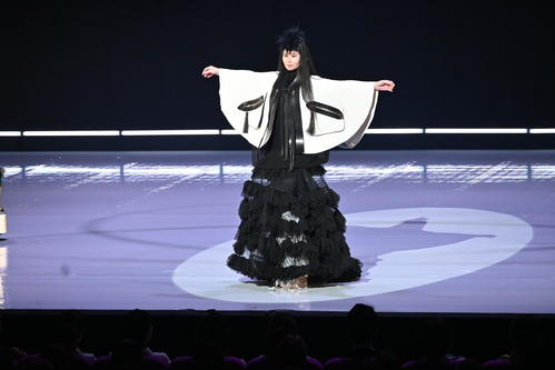 モデル鮎川陽子　両親の「シーナ＆ロケッツ」の思い胸に黒のレザーファッションでランウエー